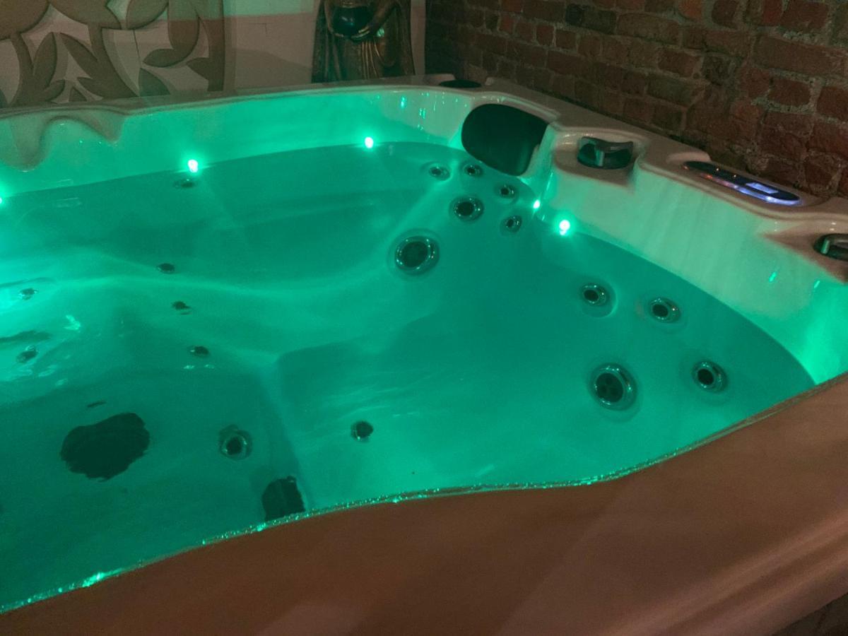 Nice And Cosy Place With Jacuzzi And Sauna To Relax In The Centre Of Antwerpen Buitenkant foto